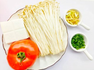 1、番茄金针菇豆腐汤,准备好所有食材。