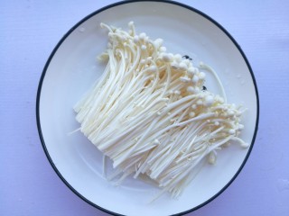 3、番茄金针菇豆腐汤,菌菇切掉尾部洗净。