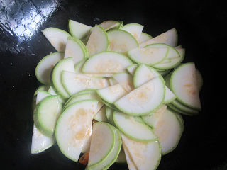 7、素炒酸辣西葫芦木耳,倒入西葫芦片翻炒几秒钟