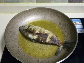 7、豆瓣鱼,一面煎黄，翻面煎另一面；鲫鱼要煎熟，后面不会再烹饪；