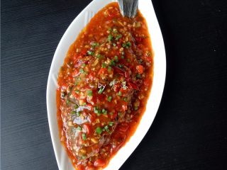 15、豆瓣鱼,将浓稠美味的汤汁淋在鲫鱼上，撒入适量葱花；