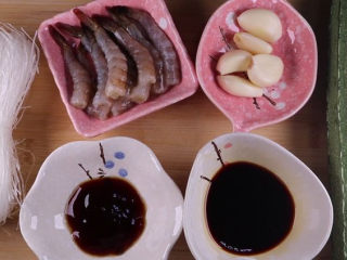 1、丝瓜换种新鲜做法,比炒蛋还要好吃百倍,准备食材:丝瓜、粉丝、虾仁。配料:生抽、耗油、盐、油、白糖。将所有食材准备好,洗净后备用。