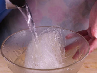 2、丝瓜换种新鲜做法,比炒蛋还要好吃百倍,将所有食材准备好后,我们先来浸泡粉丝,用80度的温水泡软即可。