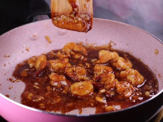 12、丝瓜换种新鲜做法,比炒蛋还要好吃百倍,锅烧热,倒入适量的植物油,油热后将大蒜下锅炒香,倒入一大勺的耗油,两大勺的生抽、虾仁一同下锅翻炒,炒香即可出锅。