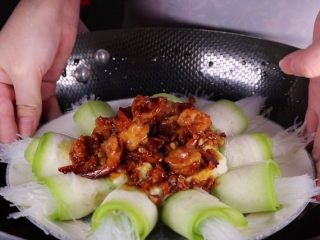 14、丝瓜换种新鲜做法,比炒蛋还要好吃百倍,将丝瓜卷下锅隔水蒸。