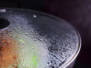 15、丝瓜换种新鲜做法,比炒蛋还要好吃百倍,锅上气后,蒸个5分钟即可出锅。