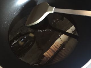 5、宫保豆腐丁,接着热油锅，倒入适量食用油烧热