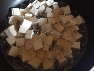 6、宫保豆腐丁,倒入切好的豆腐丁油炸