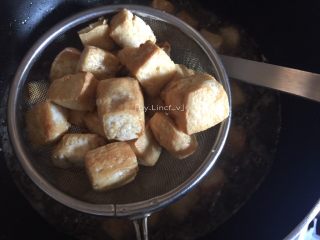7、宫保豆腐丁,炸至表面金黄即可捞起控油待用