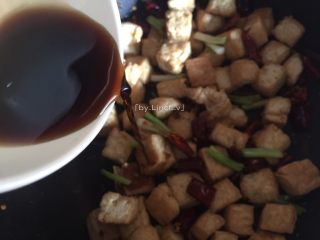 12、宫保豆腐丁,倒入陈醋