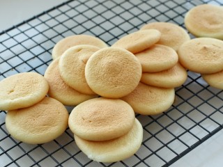 11、肉松小贝,将烤好的蛋糕胚晾凉