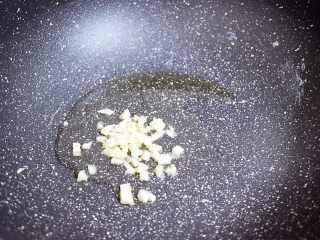 6、青椒炒鸡蛋,原锅倒入适量的食用油烧热，放入蒜末炒出香味