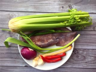 1、西芹泡椒爆鱿鱼,准备材料如图。