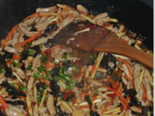 12、鱼香肉丝,撒上葱花就可以出锅了。