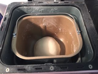 2、香肠沙拉面包,大约揉20分钟后加入切小的黄油，继续揉至完全阶段，即出膜