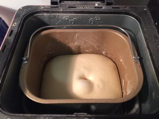 3、香肠沙拉面包,揉好的面团进行基础发酵，发至两倍大