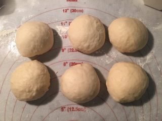 4、香肠沙拉面包,取出发酵好的面团，压扁排气分成6等份，盖上保鲜膜松弛10分钟