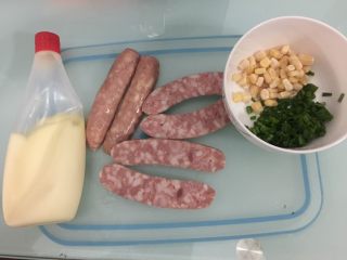 5、香肠沙拉面包,准备好的脆皮肠对半切开、香葱、玉米粒、沙拉酱