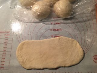 6、香肠沙拉面包,取一个小面团用擀面杖擀成牛舌状