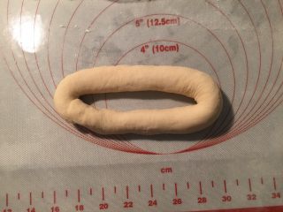 7、香肠沙拉面包,卷起来，再慢慢揉成长条头尾接起来成环状