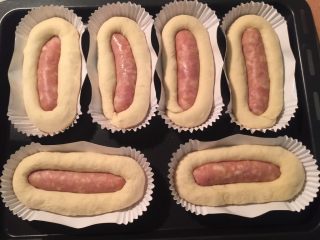 9、香肠沙拉面包,排放在烤盘内