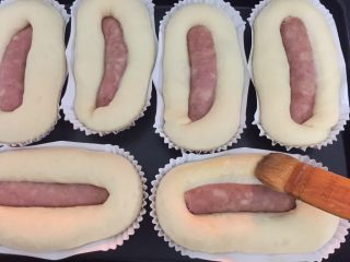 10、香肠沙拉面包,放入烤箱二次发酵后刷上蛋液