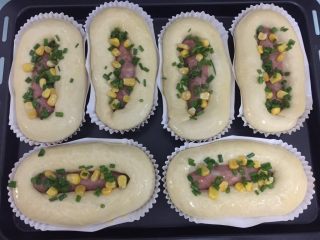 11、香肠沙拉面包,撒上玉米粒和葱花