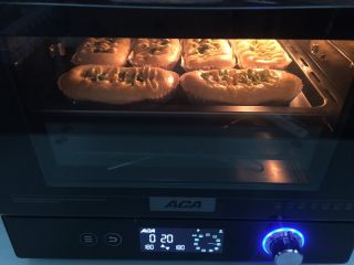 12、香肠沙拉面包,放入预热好的烤箱180度烤20分钟，在最后5分钟的时间暂停取出挤上沙拉酱继续烘烤至结束