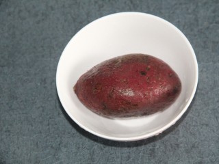1、紫薯泥沙拉,准备一个紫薯