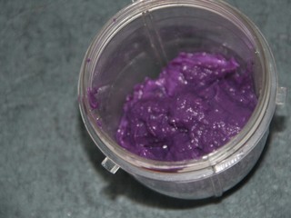 10、紫薯泥沙拉,倒入料理杯