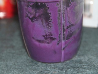 11、紫薯泥沙拉,搅打一下，这样是为了让紫薯泥更加的细腻均匀