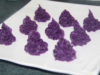 14、紫薯泥沙拉,这样一个一个的挤好