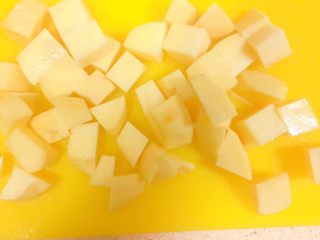 4、吃掉一朵花+牡丹鱼,土豆洗干净，削皮，再切小丁。