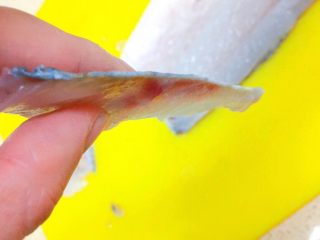 11、吃掉一朵花+牡丹鱼,薄得如果像这样，就最好了！要薄得均匀，要注意轻拿轻放，别让鱼肉烂了。