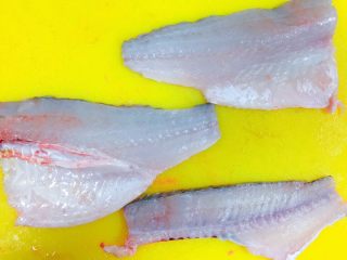 10、吃掉一朵花+牡丹鱼,然后，另外一边的鱼肉也沿着脊骨这样片下来，同样去刺。这样2片大鱼片就成了。