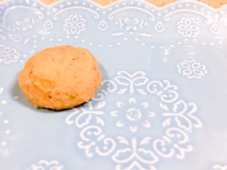 25、吃掉一朵花+牡丹鱼,我们取土豆泥其中的一大半，做成一个扁圆球。摆在盘里。