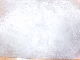 26、吃掉一朵花+牡丹鱼,在砧板上筛玉米淀粉，20 g