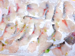 27、吃掉一朵花+牡丹鱼,把鱼肉小心的放上去，不要太用力，会扯断鱼肉。尽量均匀平铺哦。这里要提的是，需要把葱花和姜末拿出去，否则一炸都是黑点点，不美观了！！