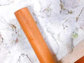 29、吃掉一朵花+牡丹鱼,再用擀面杖给每一块鱼肉敲敲打打，让它的肉更舒展，这样炸的时候，更卷，也更有弹性。方向是，让鱼肉更宽更薄，好卷得更漂亮。