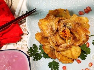 37、吃掉一朵花+牡丹鱼,然后把剩余鱼肉花瓣都摆好！胡萝卜切丝当花蕊，香菜做叶子。哇塞！太美了！是不是？一朵黄色的大牡丹！不过这还没完哦！