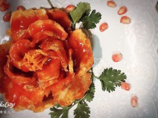 40、吃掉一朵花+牡丹鱼,最后，我们把番茄热汁均匀的淋在花上，这样红色牡丹好像是更好看了呢！