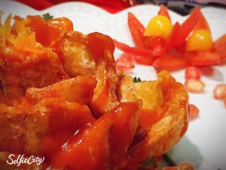 41、吃掉一朵花+牡丹鱼,要趁热吃哦！这样的一朵牡丹花，你忍心吃吗？不过说真的，味道是极好的！鱼肉酥脆鲜美，绵口的浓郁茄香酱汁，包裹着里面又香又酥的鱼肉，一口咬下去，先是软后是酥，先是酸后是咸香，滋味的层次感，就这样出来了！让人不得不感叹，真是惊艳的一道菜呀！