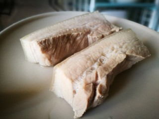 9、无法拒绝的下饭菜～回锅肉,五花肉煮好捞出