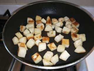 4、馒头抱蛋,煎制外表金黄即可。