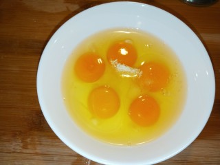 10、馒头抱蛋,打入五个鸡蛋加入适量盐。