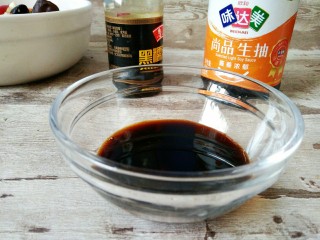 4、凉拌双耳,取一个小碗，调入生抽和香醋