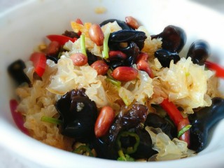 9、凉拌双耳,可以适量放几颗油炸花生米拌匀