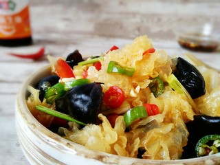 10、凉拌双耳,装盘前淋香油