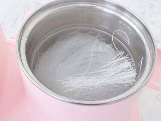 3、凉拌粉丝,锅中烧开水，放入粉丝煮熟