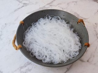 5、凉拌粉丝,再捞出控干水分放入盘中